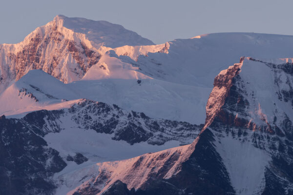 Alpenglühen auf dem höchsten Berg der Insel, Mount Paget (2935m), Cumberland Bay East, Südgeorgien, Antarktis.
