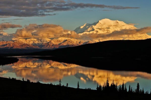 Mt.Mc Kinley im Abendrot spiegelt sich im Wonder Lake