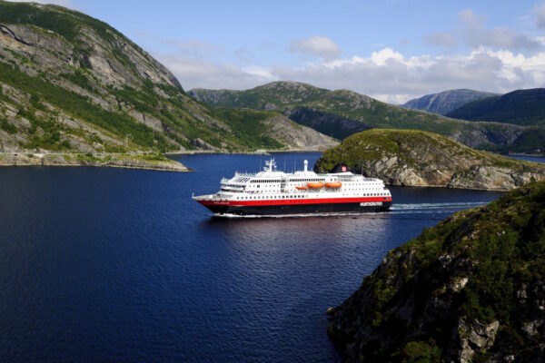 Der Stokksund ist eine der schmalsten Stellen der Hurtigrutenpassage