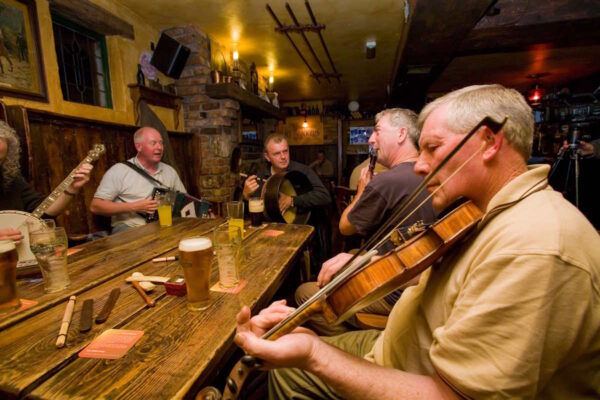 Musiker bei einer Pub Session in Derry